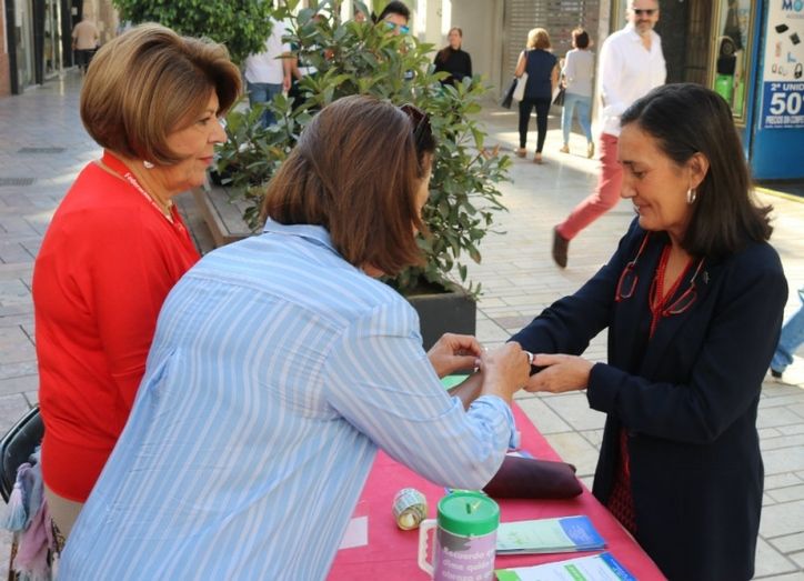 La subdelegada del Gobierno apoya la lucha contra el Alzheimer