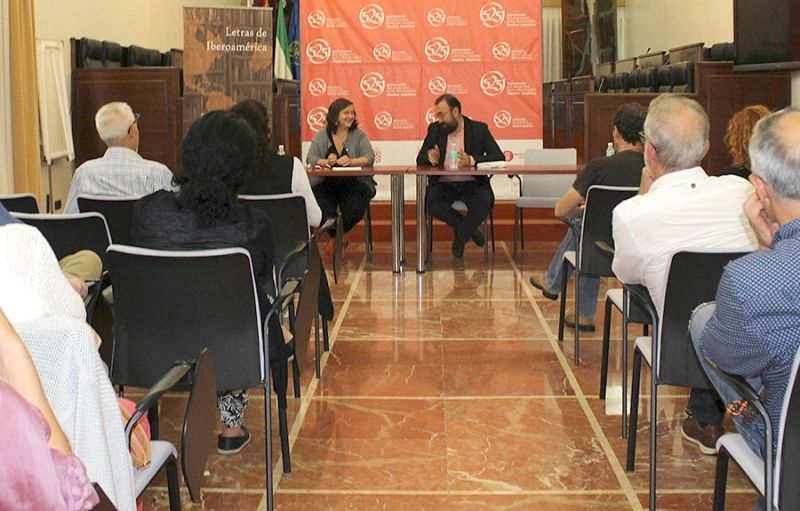 Clara Obligado e Hipólito G. Navarro exponen su pasión por el microrrelato en el ciclo 'Letras de Iberoamérica'