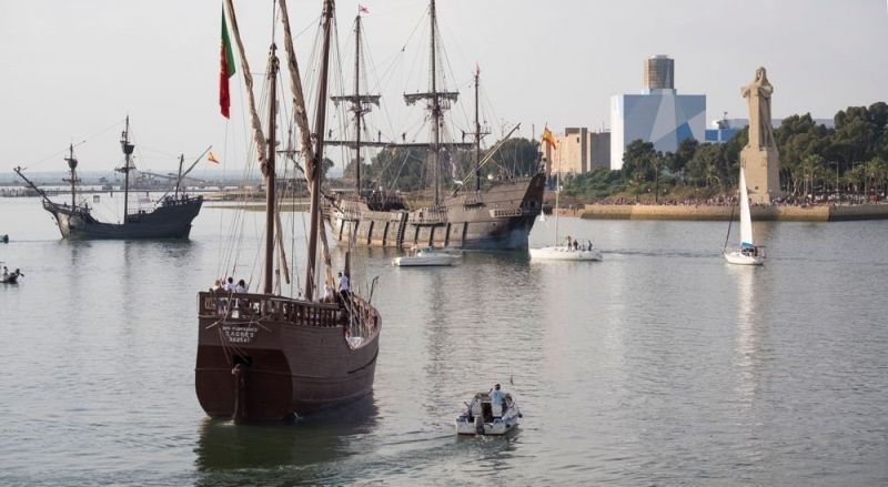 Las naves que arribaron a América protagonizan un homenaje ante el Monumento a la Fe Descubridora