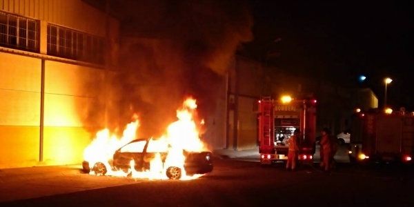 Arde completamente un vehículo de madrugada en la calle Estibadores de Lepe