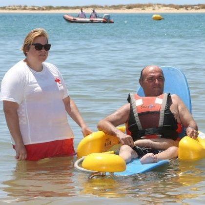 'Un año sin barreras' acerca a la playa a más de cien personas con discapacidad