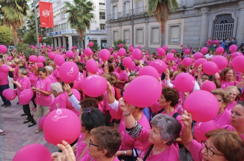 Cadena humana en rosa contra el cáncer de mama