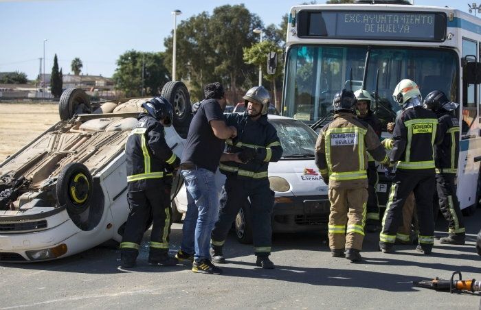 Huelva acoge un simulacro de accidente múltiple con la participación de 18 bomberos de toda Andalucía