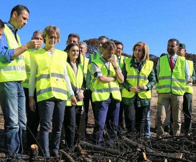 García Tejerina destaca el compromiso del Gobierno con Doñana y la inversión de un millón de euros para restaurar la zona quemada