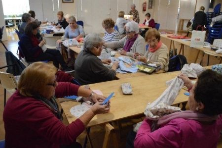 Los mayores de Punta Umbría participan en un taller de confección de gorros oncológicos