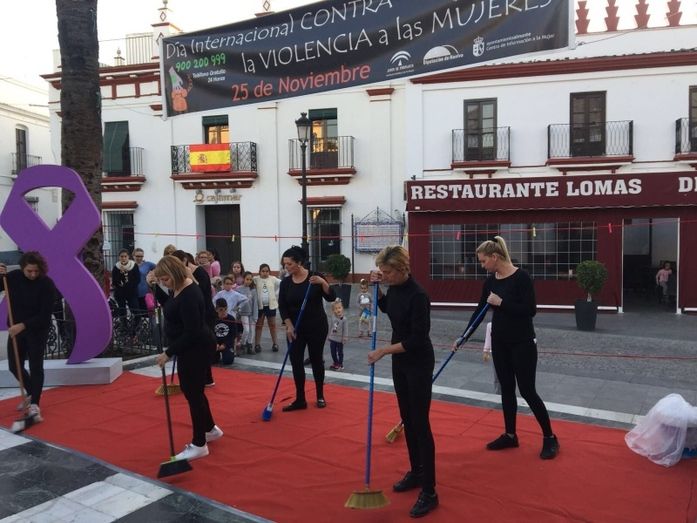 Almonte se inunda de zapatos rojos contra la violencia de género
