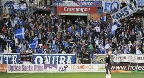 La afición del Recre se cita para animar a los jugadores 100 minutos antes del partido en la puerta del hotel del equipo en San Fernando