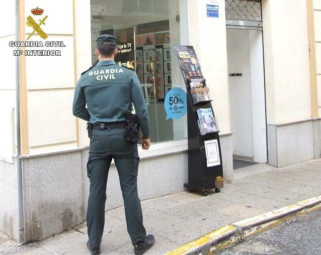 Desarticulan una organización que robó en tiendas de telefonía móvil material por valor de más de 6.500 euros