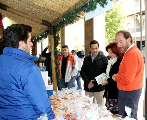 La novena Muestra de Dulces Navideños trae a los soportales de la Gran Vía la mejor repostería provincial
