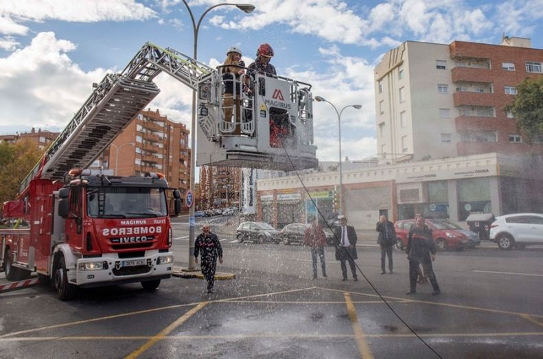 Los bomberos de la capital estrenan la autoescala más moderna y alta en Europa