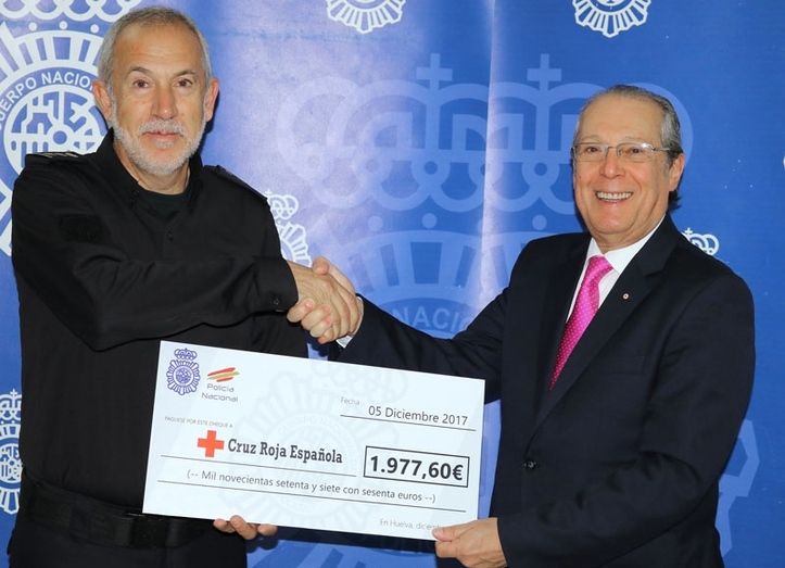 El comisario de la Policía Nacional entrega al presidente de Cruz Roja en Huelva el cheque de la recaudación de la carrera solidaria