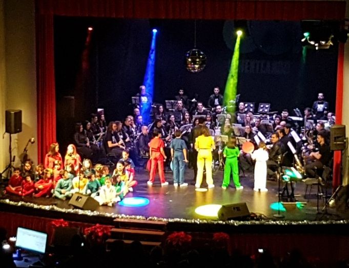 La música de los 80 llena el teatro en Zalamea