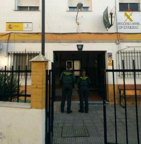 Arrestan a un varón que aprovechaba los descuidos de las dependientas para robar ropa en un establecimiento de Isla Cristina