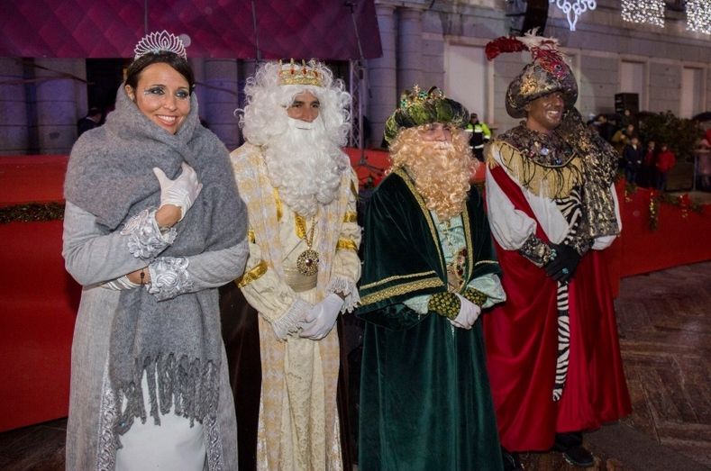 La lluvia acelera el paseo de Sus Majestades de Oriente por Huelva
