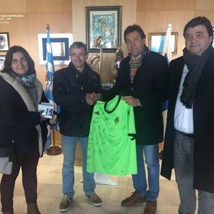 ‪El Recre vuelve a colaborar con el Trail La Sonrisa de Rafa y varios aficionados le regalan una pizarra magnética al club