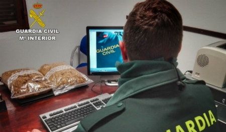Se escapa corriendo, sin que la Guardia Civil pueda darle alcance, dejando en su vehículo dos kilogramos de picadura de tabaco procedente del contrabando
