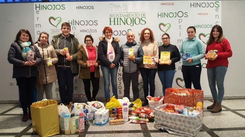 Jóvenes de Hinojos recaudan más de 300 kilos de alimentos para los asentamientos de Lucena