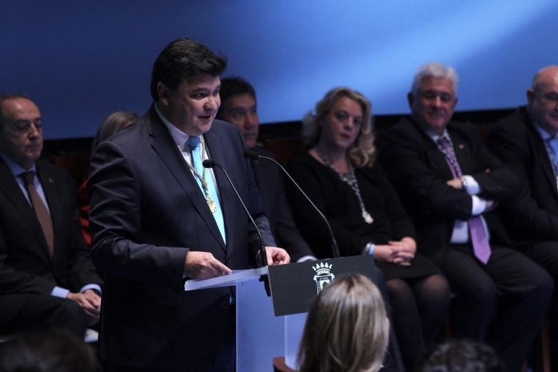 El alcalde afirma en la entrega de medallas que en 2018 se mejorará 'la calidad de vida de las barriadas'