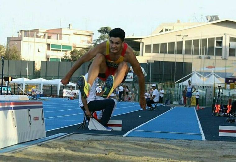 Héctor Santos abre la temporada con un salto de 7,67 metros en Valencia