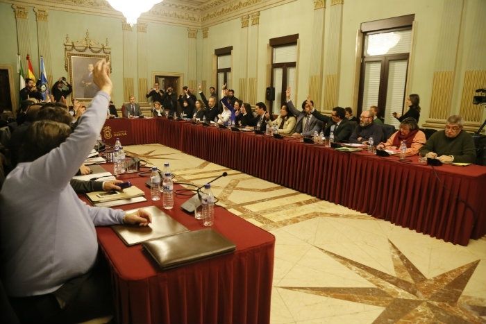 El pleno municipal aprueba el pago de 7,5 millones a Hacienda para rescatar al Recreativo