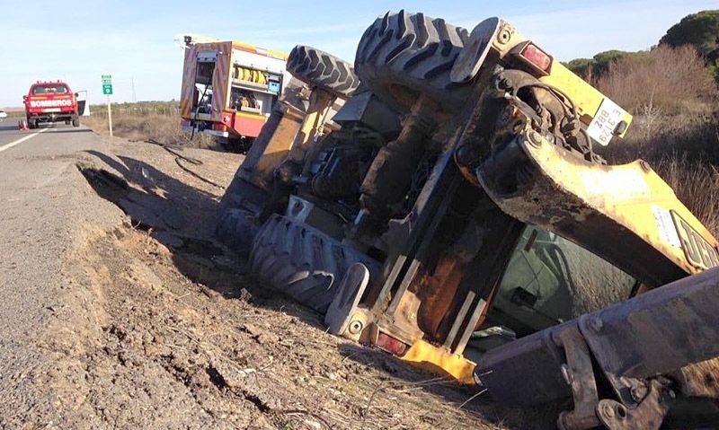 Un conductor sale ileso del vuelco de la retroexcavadora que conducía