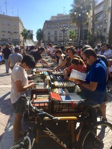 Mercadillo del Libro Solidario en la plaza de las Monjas para ayudar a personas refugiadas