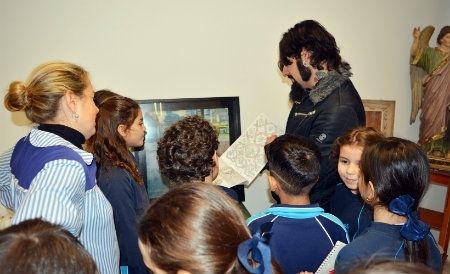El pintor Pedro Rodríguez imparte clase en el Colegio Santo Ángel