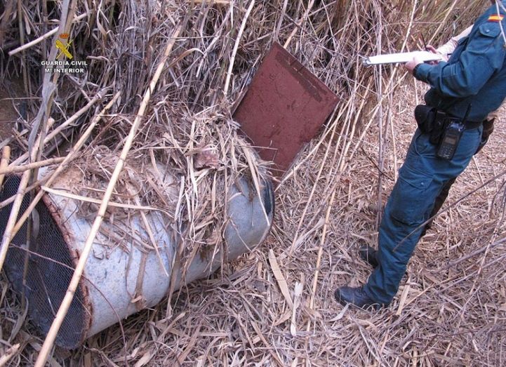 Intervenidas dos jaulas trampa de caza prohibidas en Villalba del Alcor