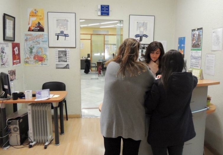 El registro, la firma electrónica o los centros sociales centran buena parte de las consultas ciudadanas al Ayuntamiento