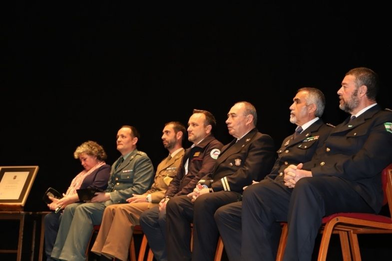 Moguer homenajea en el Día de Andalucía al operativo contra incendios que actuó en Mazagón