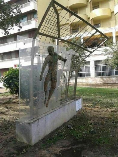 Retiran el monumento al fútbol de la plaza del Velódromo para reparar los daños que sufrió al caerle encima un árbol por el temporal