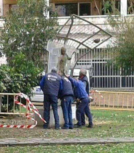 Retiran el monumento al fútbol de la plaza del Velódromo para reparar los daños que sufrió al caerle encima un árbol por el temporal