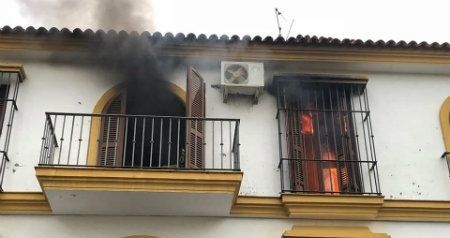 Desalojan a los vecinos de una vivienda afectada por un incendio sucedido a las 8.00 horas en Lepe