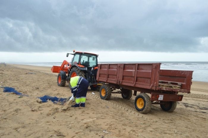 El Ayuntamiento de Punta Umbría inicia los trabajos de limpieza de la playa tras el temporal