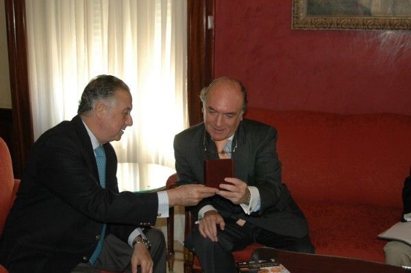 El cónsul general del Perú en Sevilla visita el Ayuntamiento de Huelva