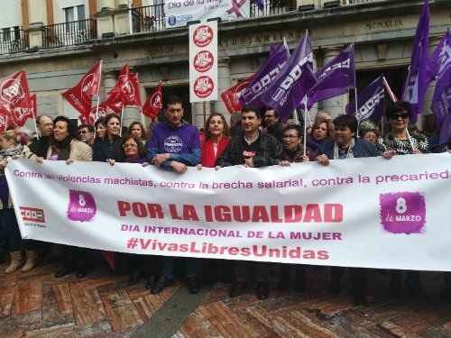 IU coloca la bandera feminista en el Ayuntamiento y CCOO califica de 'éxito' el seguimiento de la huelga del 8 de marzo en Huelva