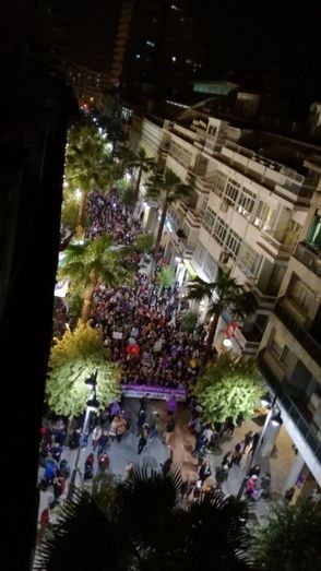 Cerca de diez mil personas reivindican la igualdad real por las calles de la capital onubense
