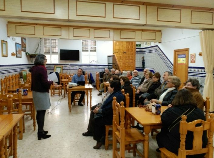 La Diputación desarrolla en el hogar del pensionista 'Raíces' de Niebla unas jornadas socio-sanitarias