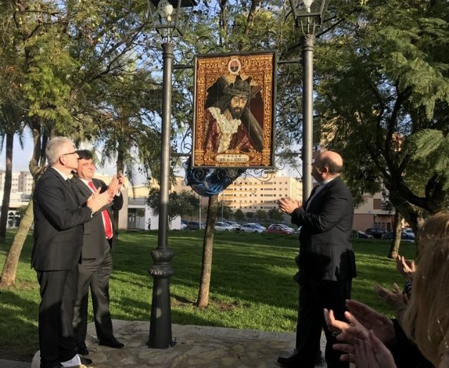 El Ayuntamiento de Huelva rotula la calle ‘Cristo de La Redención’ y descubre un retablo cerámico