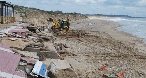 Comienzan los trabajos de desescombro en las playas de Isla Cristina