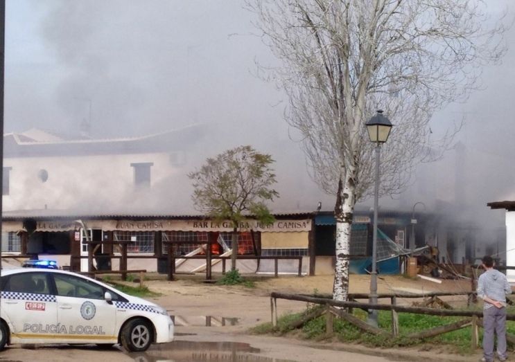 Extinguen un incendio en un bar de El Rocío