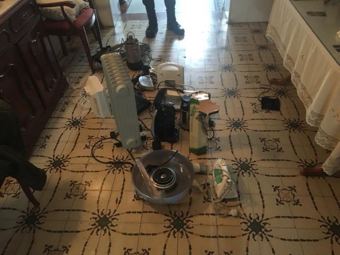 Sorprenden al ladrón agazapado debajo de la mesa camilla en una vivienda de Almonte