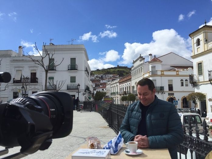 El popular chef irlandés Neven Maguire graba un programa sobre la gastronomía serrana