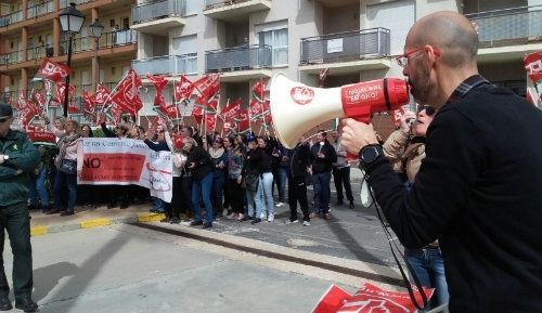 Un centenar de trabajadores de hostelería de la provincia se manifiestan en Isla Canela 
