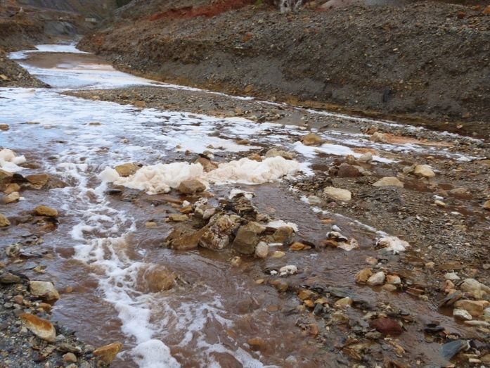 Junta investigará la denuncia por los vertidos al río Tinto aunque señala que la espuma 'es algo natural'