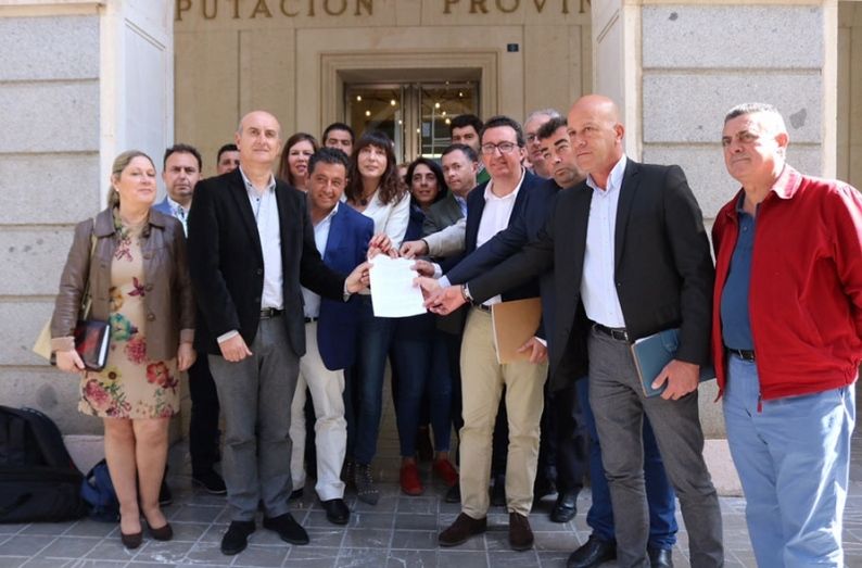 Alcaldes del PP e independientes exigen ser recibidos por Susana Díaz antes de que Caraballo les convoque para hablar de infraestructuras