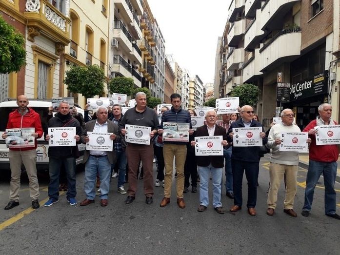 UGT pide que se depuren 'todas las responsabilidades' tras el accidente laboral de Santa Olalla y cortan la calle Puerto 'en su memoria'