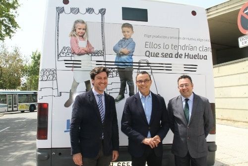 Los autobuses urbanos promocionan la campaña 'Que sea de Huelva' en sus distintos recorridos por la capital