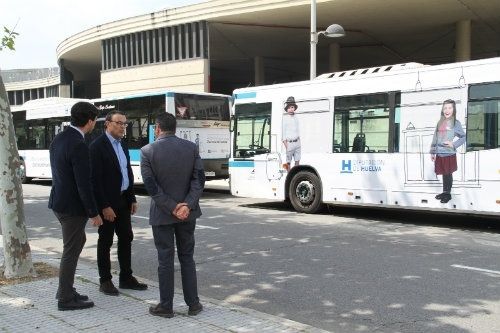 Los autobuses urbanos promocionan la campaña 'Que sea de Huelva' en sus distintos recorridos por la capital