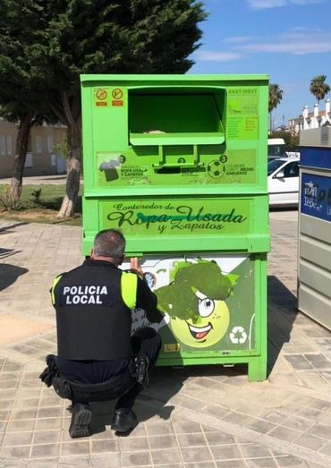 La Policía Local de Lepe abre un contenedor de ropa usada para recuperar 400 euros de una chaqueta